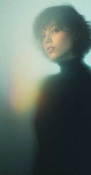 흐릿하게 처리한 인물