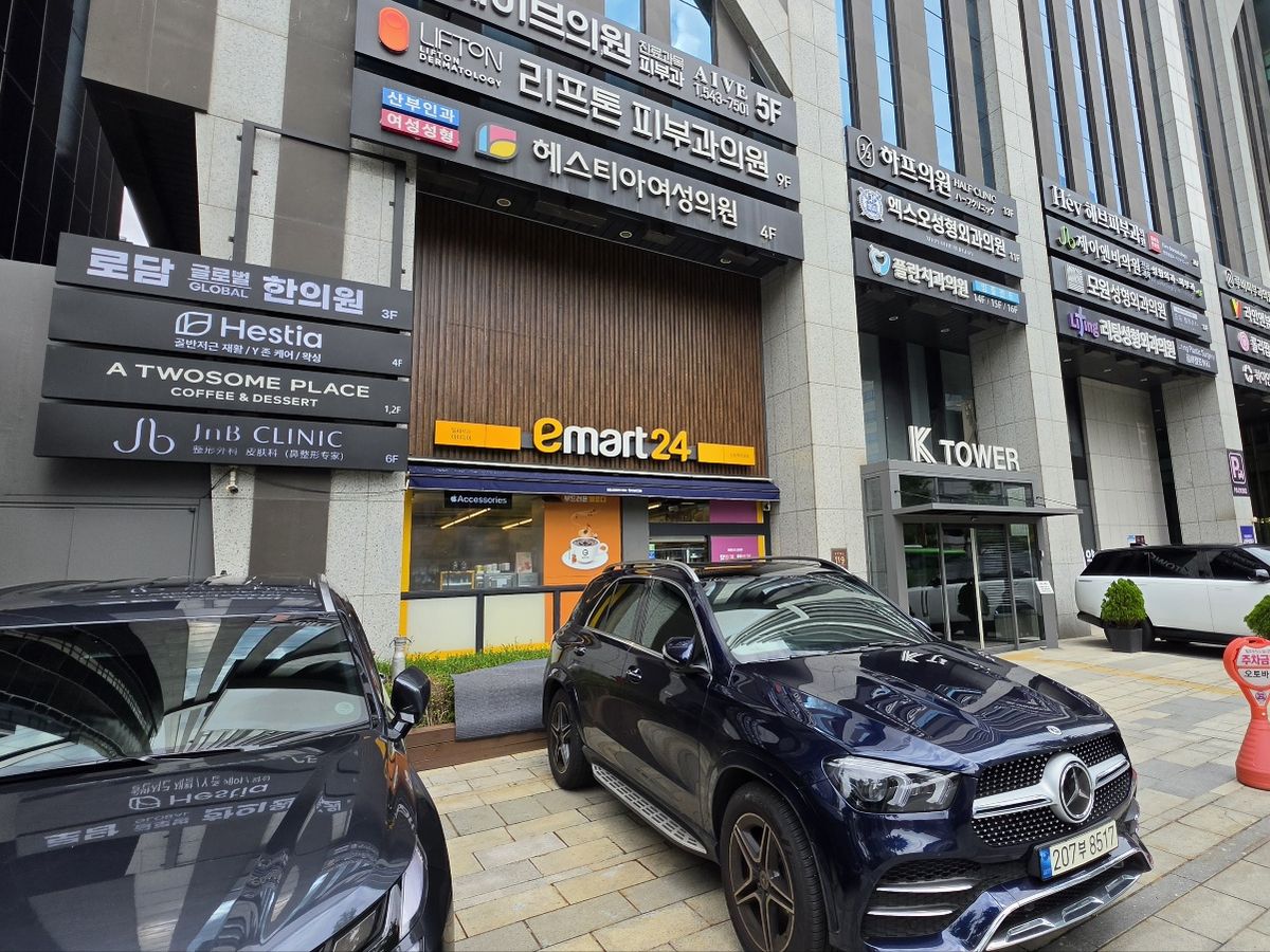 도산대로 쪽 케이타워 전경 — 이마트24 간판이 걸려 있다
